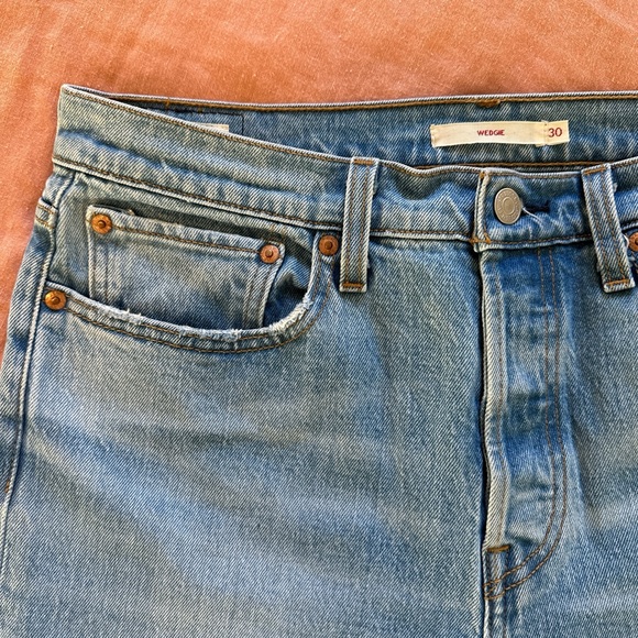 Levi’s Wedgie in Light Wash 🐎 - Picture 3 of 3
